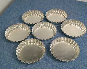 Set di 7 stampi per crostatine vintage scanalati, fondo removibile, in acciaio inox, anni '70, diametro 10 cm.