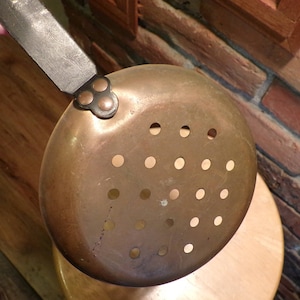 Antique Slotted Copper pan wall hanging, French Style Copper Ladle Strainer, Antique copper strainer, farmhouse, 1900’s, Morethebuckles