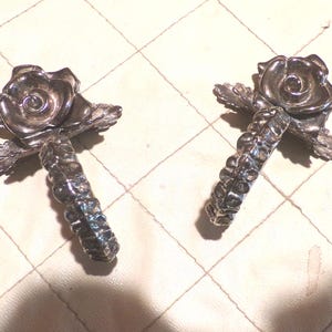 Pewter Rose Flower Heavy Napkin Rings, Silver rose napkin ring set, rose napkin holder set, Ornate napkin holders, Morethebuckles