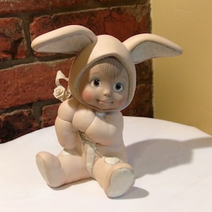 Vintage keramische baby in Bunny pak, vintage keramische baby in roze Bunny pak, Pasen, baby kamer, baby shower, jaren 1960 Morethebuckles