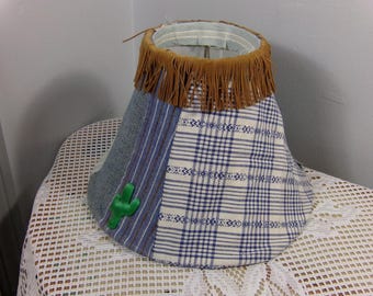 Handgemaakte westerse stoffen lampenkap, blauwe jeans lampenkap, westerse stoffen lampenkap, westerse inrichting, lampenkap, Morethebuckles, westerse lampenkap