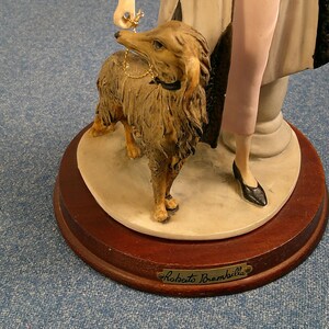 Statuetta vintage di Roberto Brambilla, raffigurante una donna retrò con un cane lupo, statua d'arte italiana, Morethebuckles, porcellana immagine 5