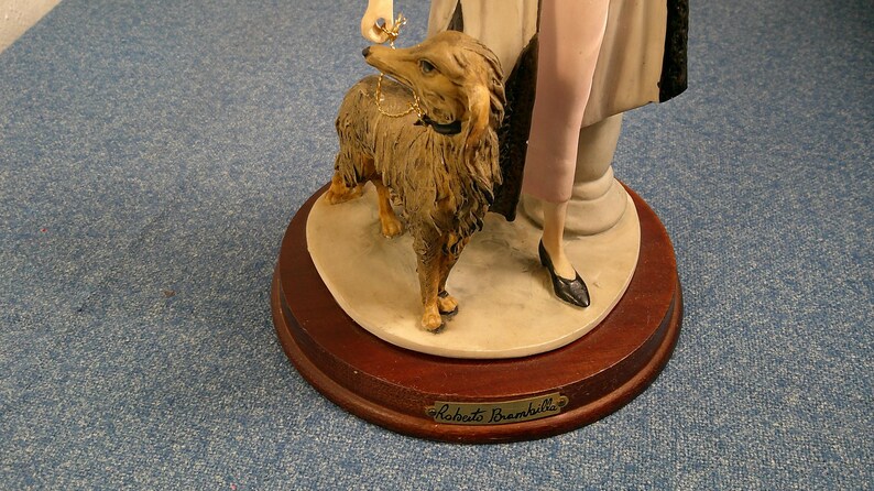 Statuetta vintage di Roberto Brambilla, raffigurante una donna retrò con un cane lupo, statua d'arte italiana, Morethebuckles, porcellana immagine 5