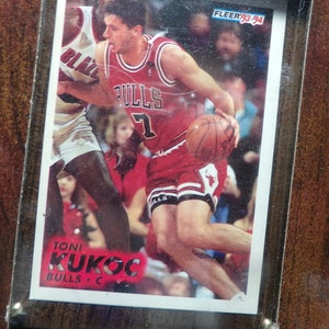 Vintage 1990er Jahre Toni Kukoc Wall Plaque NOS, Vintage Sportplakette limitierte Auflage Toni Kukoc Fleer 93-94, Rare Chicago Bulls, Morethebuckles