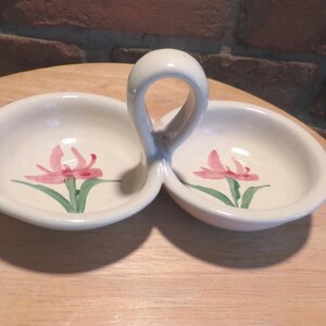 Plato doble vintage de cerámica Neher Pottery, diseño floral rosa, 1993