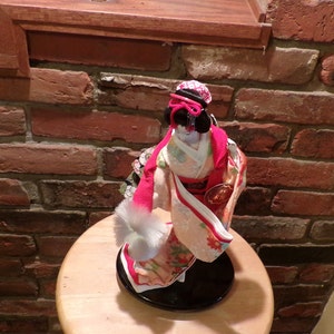 poupée Geisha japonaise vintage des années 1960 en kimono sur socle en bois, poupée Geisha authentique des années 1960, étiquetée poupée japonaise en soie kimono, Morethebuckles