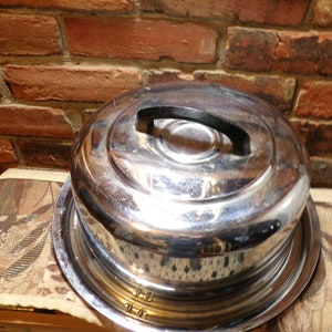 Vintage Eveready Chrome Locking Cake Carrier 13" Wyprodukowano w USA, Cake Taker z lat 60., Morethebuckles