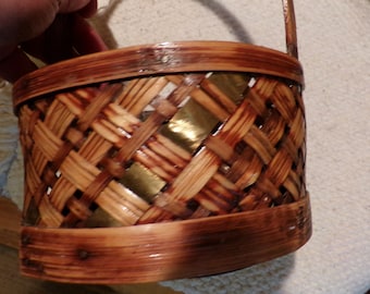 Panier vintage en rotin tressé avec bandes en métal
