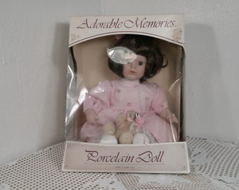 Muñeca de porcelana vintage Anco pintada a mano de 1995, recuerdos adorables, muñeca de porcelana rara con osito de peluche, Morethebuckles