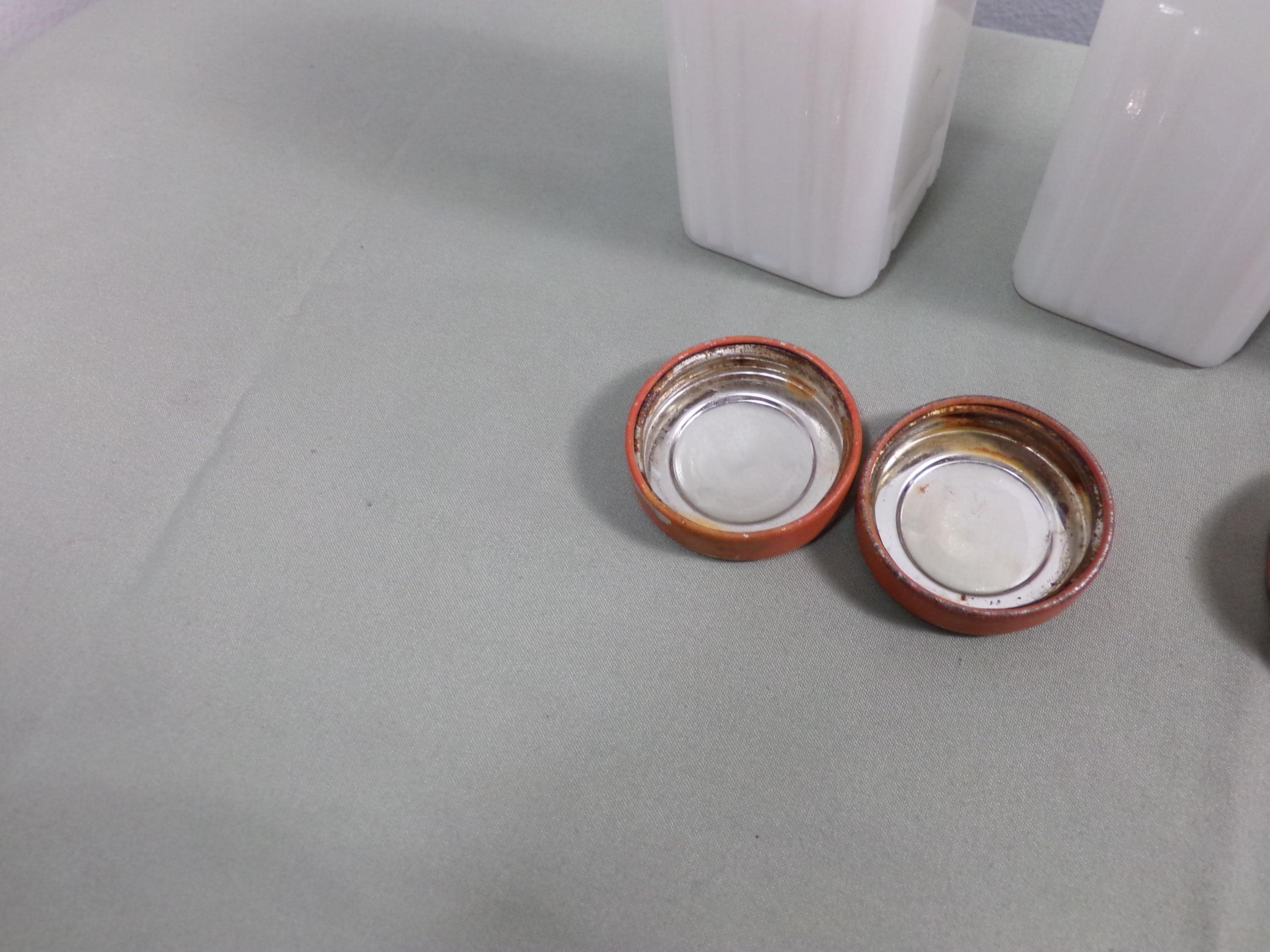 1940 年代のミルクガラス スパイス ジャー、ヴィンテージ グリフィン