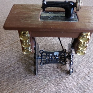 Poppenhuis miniatuur naaimachine, poppenhuis antieke stijl naaimachine, jaren 1970 Dollhouse naaimachine, poppenhuis, Morethebuckles