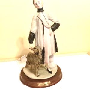 Statuetta vintage di Roberto Brambilla, raffigurante una donna retrò con un cane lupo, statua d'arte italiana, Morethebuckles, porcellana immagine 2