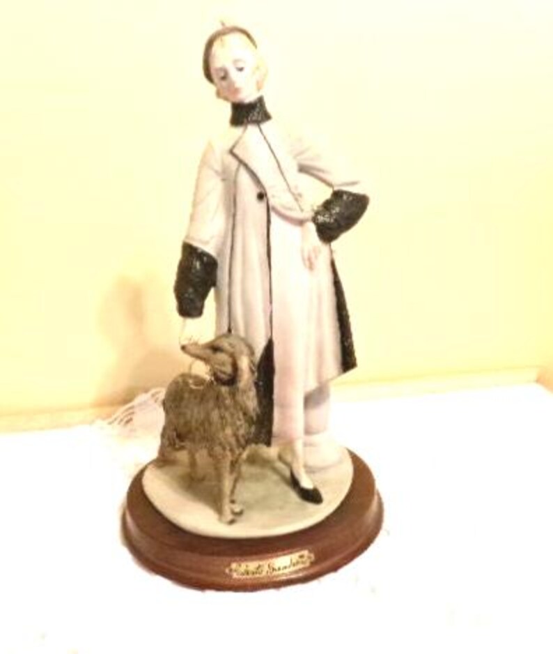 Statuetta vintage di Roberto Brambilla, raffigurante una donna retrò con un cane lupo, statua d'arte italiana, Morethebuckles, porcellana immagine 2