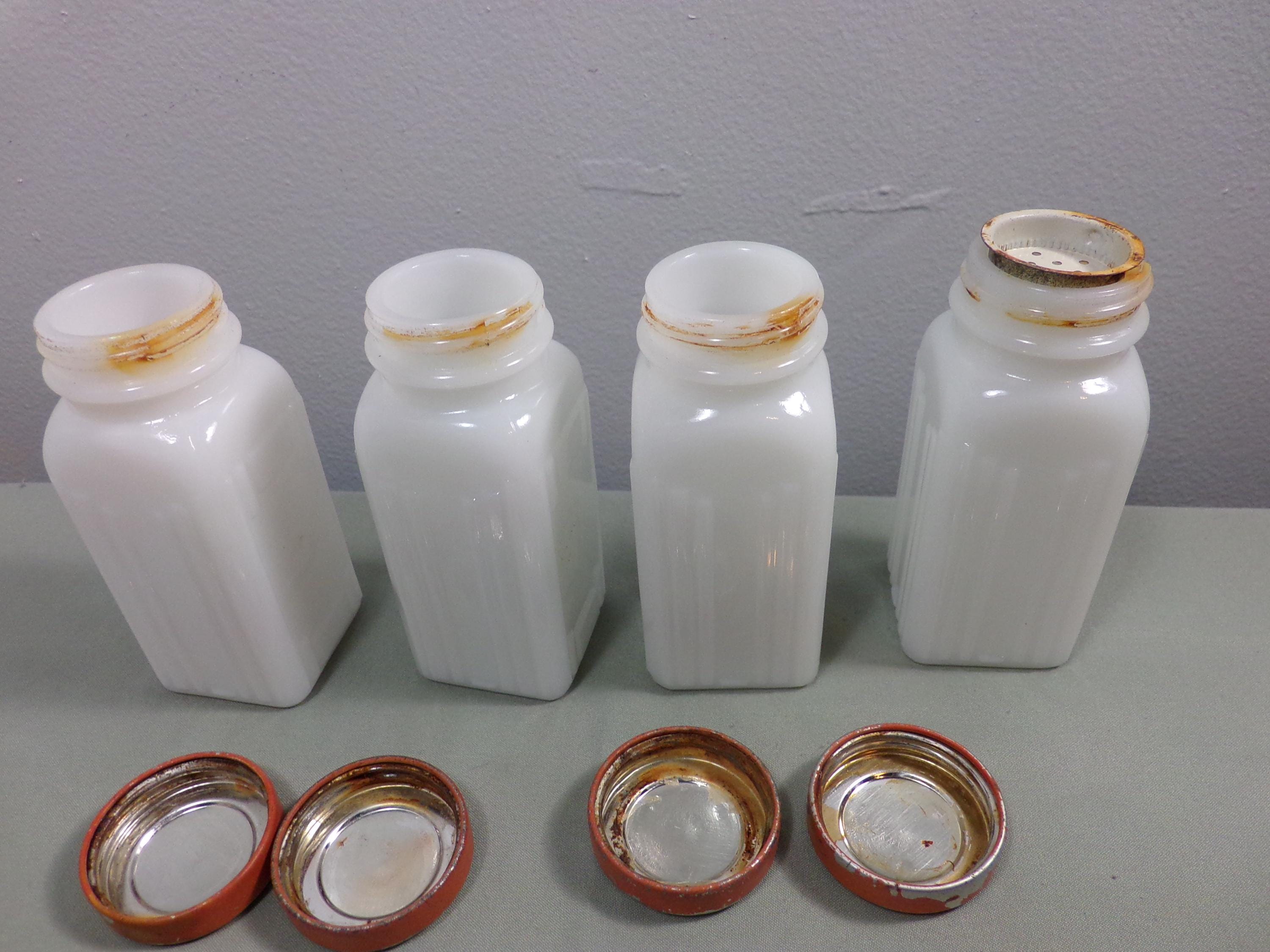 ミルクガラスのスパイスジャー 1940 年代のミルクガラス スパイス ジャー、ヴィンテージ グリフィン