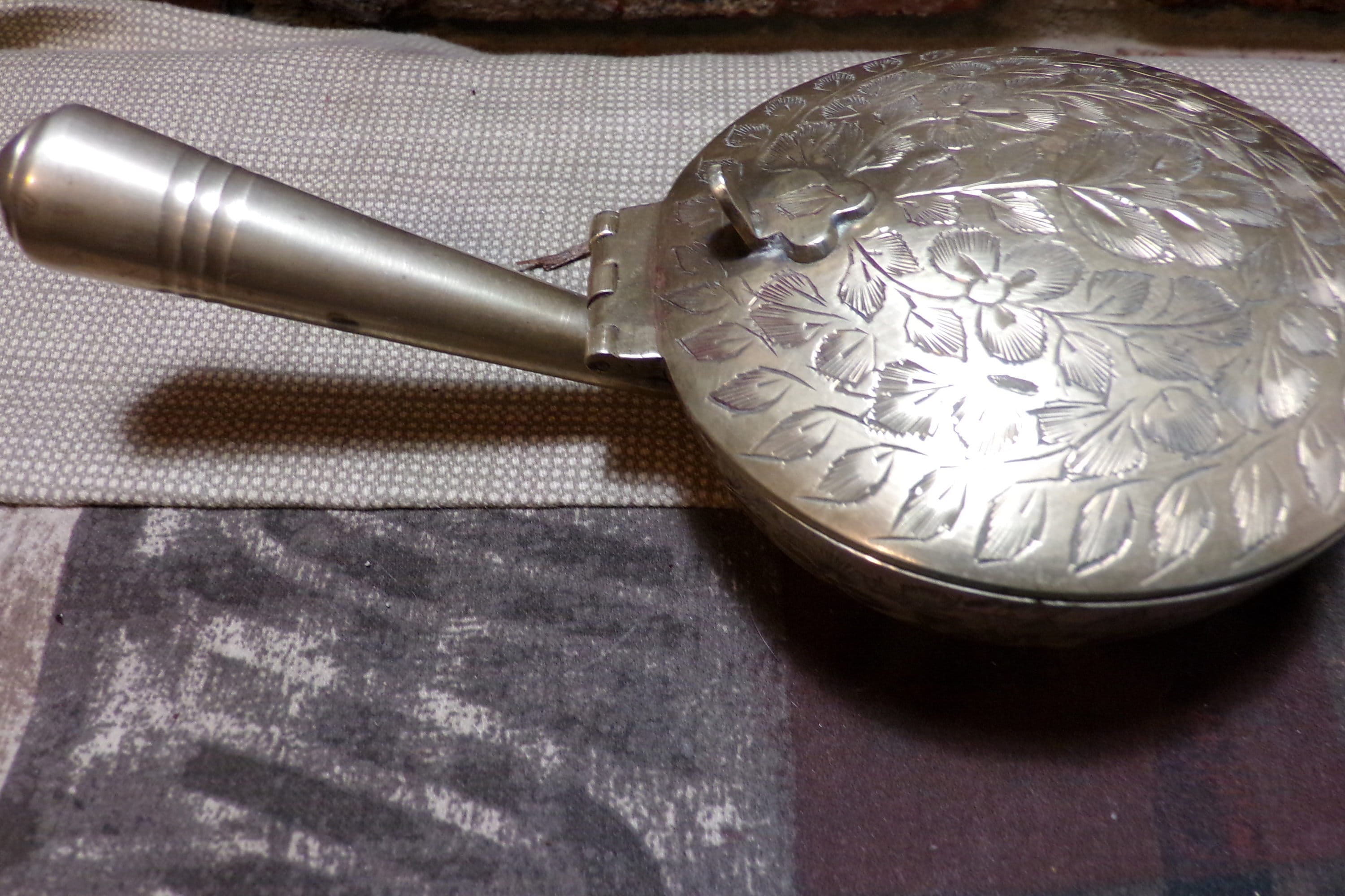 Vintage L. E. Mason Co. Boston Silent Butler Ash Crumb
