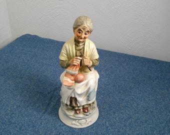 Figura vintage de abuela tejiendo de Norleans Japan, 18 cm, mujer mayor de la década de 1960, Morethebuckles