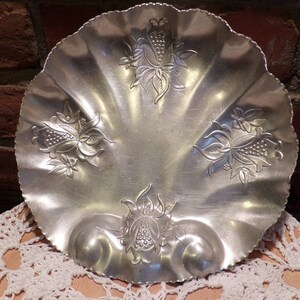 Vintage Aluminium Seashell Servierplatte, Floral geprägte Scalloped Dish