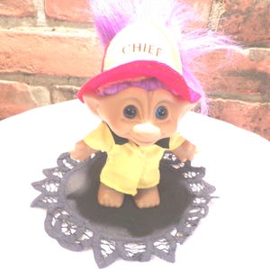 Vintage Ace Novelty Troll Puppe Fire Chief, Rare Troll Puppe, Jeweled lila behaarte Trollpuppe, Sammlerstück Troll, Troll, Morethebuckles