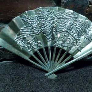 Massiver Messing-Wandfan, MCM asiatischer Phoenix mit floralem massivem Messing-Fan, Messing-Phoenix-Hand-Stil-Wandfan, Morethebuckles