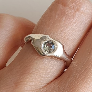 Gesmolten sterlingzilveren ring met groene toermalijn, biologische sierlijke edelsteenband, golvende gesmolten toermalijn sieraden, geboortesteen oktober ring