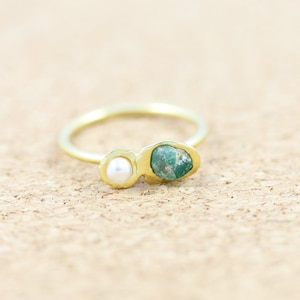 Raw Emerald and Pearl Gold Ring ,Organic Gemstone Ring for Taurus Gemini Zodiac,Jewelry for May June Birthdays,Dainty Organic Stacking Ring