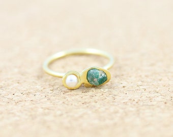 Roher Smaragd und Perle Goldring, Bio Edelstein Ring für Taurus Gemini Sternzeichen, Schmuck für Mai Juni Geburtstage, zierlicher Bio Stapelring