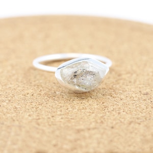 Sterling zilveren ruwe Herkimer diamanten ring met olie-incusies | Ruwe edelsteen | Sierlijke Boho | Ruwe kristallen ring | Boho | Kwarts | April Birthstone