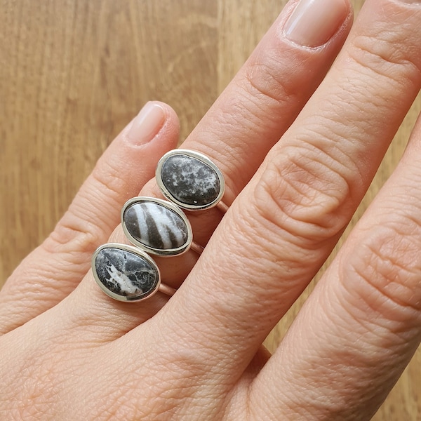 Zwart-witte strandkiezelringen | Sterling zilveren ring | Eco-vriendelijke ring | Strand sieraden | Natuurlijke ring | Boho |OOAK