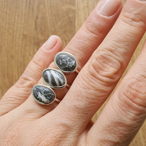 Schwarz und Weiß Strand Kies Ringe | Sterling Silber Ring | Eco freundlicher Ring | Strand Schmuck | Natürliche Ring | Boho |Unikat