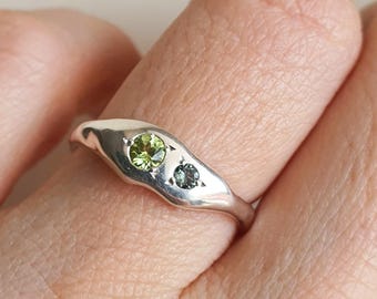 Anillo apilable de plata de ley fundida con peridoto y turmalina verde, banda de forma orgánica con gemas, delicada joyería fundida