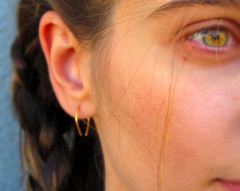 Goud ondersteboven Huggie Teardrop Hoop-hoefijzeroorbellen-minimal oorbellen-zilver-goud-roségoud-geoxideerd zilver