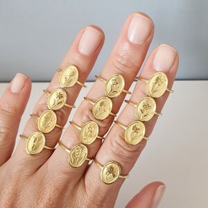 Pu&ograve; includere: Un set di 12 anelli in oro con diversi design floreali. Ogni anello presenta un motivo floreale unico, creando un look delicato e femminile.