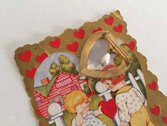 Sweet Little Vintage Heart Pin Gold Trim with Pea… - image 2