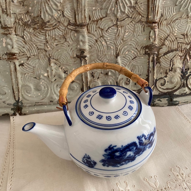 Lovely Vintage Asian Inspired Ceramic Blue /& White Teapot