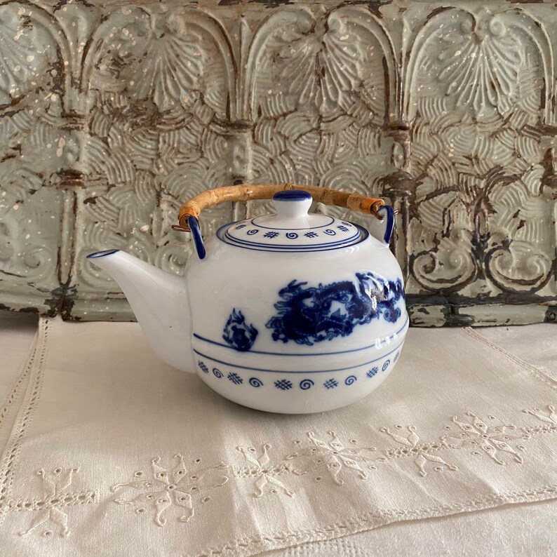 Lovely Vintage Asian Inspired Ceramic Blue /& White Teapot