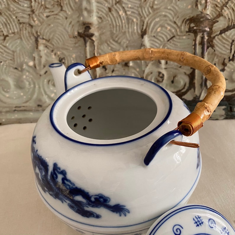Lovely Vintage Asian Inspired Ceramic Blue /& White Teapot