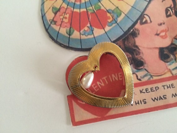 Sweet Little Vintage Heart Pin Gold Trim with Pea… - image 3