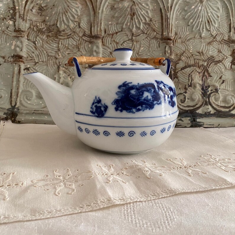 Lovely Vintage Asian Inspired Ceramic Blue /& White Teapot