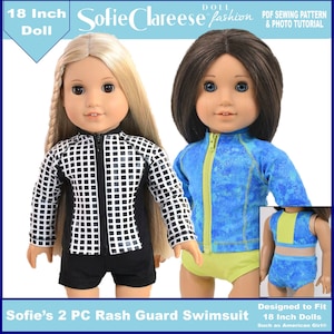 Puede incluir: Dos muñecas de 45 cm que llevan trajes de baño de protección contra erupciones cutáneas. La muñeca de la izquierda lleva una protección contra erupciones cutáneas a cuadros negros y blancos y pantalones cortos negros. La muñeca de la derecha lleva una protección contra erupciones cutáneas con estampado azul y verde y pantalones cortos verdes.  Sofie's 2 PC Rash Guard Swimsuit. Designed to Fit 18 Inch Dolls Such as American Girl.