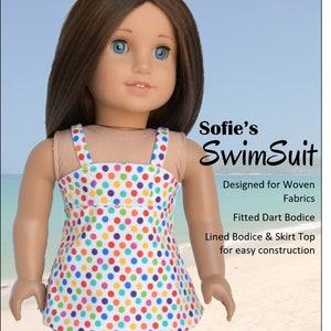K&ouml;nnte beinhalten: Eine Puppe tr&auml;gt einen wei&szlig;en Badeanzug mit bunten Punkten. Der Badeanzug hat ein tailliertes Oberteil und einen Rock. Der Text "Sofie's Swim Suit" ist oben im Bild in Schwarz geschrieben. Der Text "Designed for Woven Fabrics" ist in Schwarz unter dem Titel geschrieben. Der Text "Fitted Dart Bodice" ist in Schwarz unter der ersten Textzeile geschrieben. Der Text "Lined Bodice & Skirt Top for easy construction" ist in Schwarz unter der zweiten Textzeile geschrieben. Der Text "Sofie Clareese Doll Fashion" ist in Schwarz unten im Bild geschrieben.