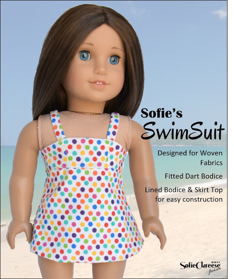 K&ouml;nnte beinhalten: Eine Puppe tr&auml;gt einen wei&szlig;en Badeanzug mit bunten Punkten. Der Badeanzug hat ein tailliertes Oberteil und einen Rock. Der Text "Sofie's Swim Suit" ist oben im Bild in Schwarz geschrieben. Der Text "Designed for Woven Fabrics" ist in Schwarz unter dem Titel geschrieben. Der Text "Fitted Dart Bodice" ist in Schwarz unter der ersten Textzeile geschrieben. Der Text "Lined Bodice & Skirt Top for easy construction" ist in Schwarz unter der zweiten Textzeile geschrieben. Der Text "Sofie Clareese Doll Fashion" ist in Schwarz unten im Bild geschrieben.