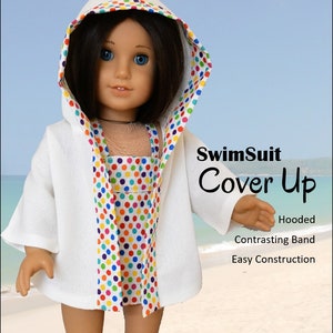 K&ouml;nnte beinhalten: Wei&szlig;er Badeanzug-&Uuml;berwurf mit Kapuze und einem bunten Tupfenbesatz. Der &Uuml;berwurf hat ein kontrastierendes Band um die Kapuze und ist einfach zu n&auml;hen.  "Swimsuit Cover Up" und "Hooded Contrasting Band Easy Construction" sind auf dem Bild zu sehen.  "SofieClaresse Doll Fashion" ist der Name des Designers.