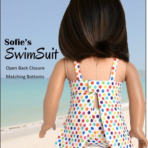 K&ouml;nnte beinhalten: Ein wei&szlig;er Badeanzug mit bunten Punkten. Der Badeanzug hat einen offenen R&uuml;ckenverschluss und passende H&ouml;schen. Der Text "Sofie's Swimsuit" befindet sich oben im Bild. Der Text "Open Back Closure" und "Matching Bottoms" befindet sich unter dem Namen des Badeanzugs. Der Text "Sofie Clareese Doll Fashion" befindet sich unten im Bild.