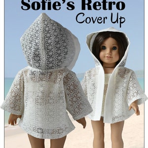 K&ouml;nnte beinhalten: Ein wei&szlig;er H&auml;kel-&Uuml;berwurf mit Kapuze f&uuml;r eine Puppe. Der &Uuml;berwurf hat ein Spitzenmuster und ist auf einer Puppe mit braunen Haaren abgebildet. Der Text "Sofie's Retro Cover Up" befindet sich oben im Bild.