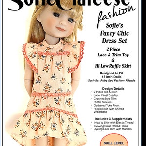 Può includere: Una bambola indossa un vestito color pesca con motivo floreale, rifiniture in pizzo e maniche a balze. L'abito fa parte di un modello digitale PDF per il download immediato, progettato per bambole da 38 cm. Il testo sull'immagine dice "Sofie's Fancy Chic Dress Set".