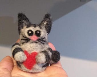 Um abraço do seu gatinho para o Dia dos Namorados... claro que é segredo, porque eles fingem que não te amam quando na verdade amam muito!!