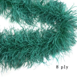 Op de afbeelding: Een close-up van een tealgroene verenboa. De boa is 8-draads en is gemaakt van zachte, pluche veren.