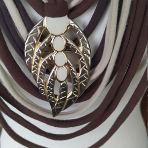 Sólo 1 pieza. Bufanda de camiseta upcycled: Marrones con colgante de hoja eficaz [43]