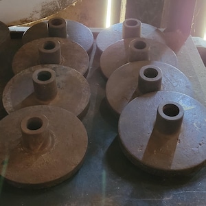 Industriell stålskulpturbas: 15 cm rund lampstativ i järnpatina