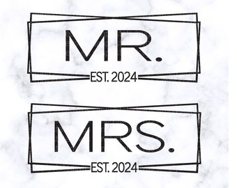 Op de afbeelding: Twee zwart-witte grafische ontwerpen met een dubbele rand. Het bovenste ontwerp zegt "MR." met "EST. 2024" eronder. Het onderste ontwerp zegt "MRS." met "EST. 2024" eronder.